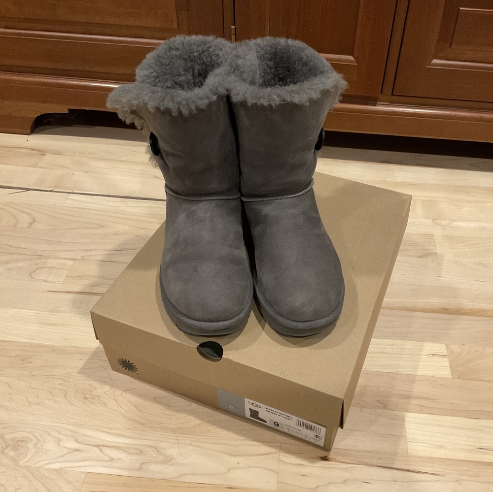 UGG Bailey Button II Grey - Picture 6 of 11